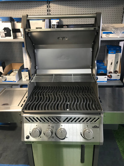 EX-DISPLAY SALE: 30% OFF RRP. 1 ONLY  Napoleon Rogue 425 XT 3 Burner Sizzle Zone £734..99