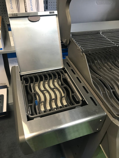 EX-DISPLAY SALE: 30% OFF RRP. 1 ONLY  Napoleon Rogue 425 XT 3 Burner Sizzle Zone £734..99