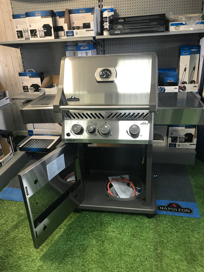 EX-DISPLAY SALE: 30% OFF RRP. 1 ONLY  Napoleon Rogue 425 XT 3 Burner Sizzle Zone £734..99