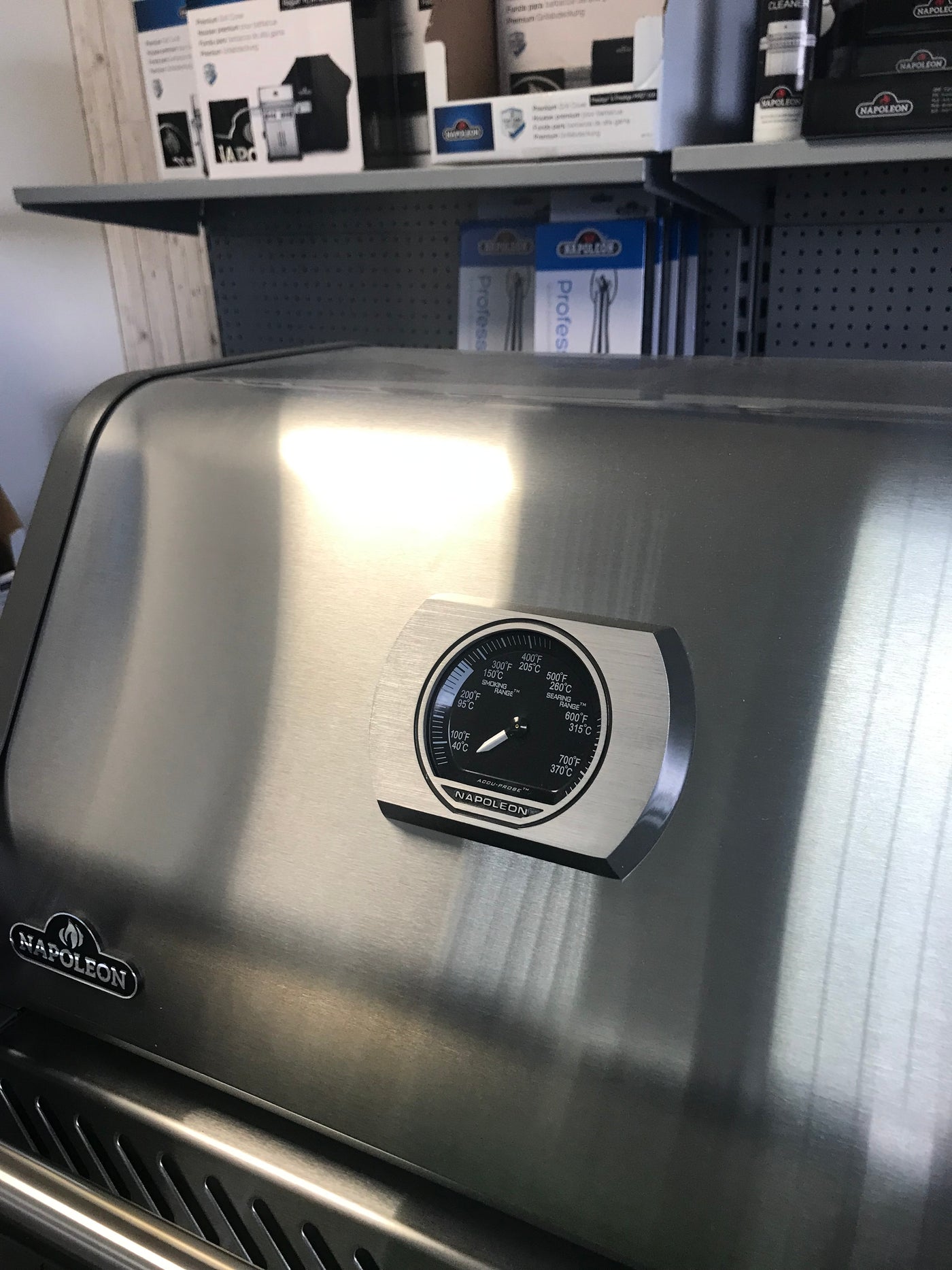 EX-DISPLAY SALE: 30% OFF RRP. 1 ONLY  Napoleon Rogue 425 XT 3 Burner Sizzle Zone £734..99