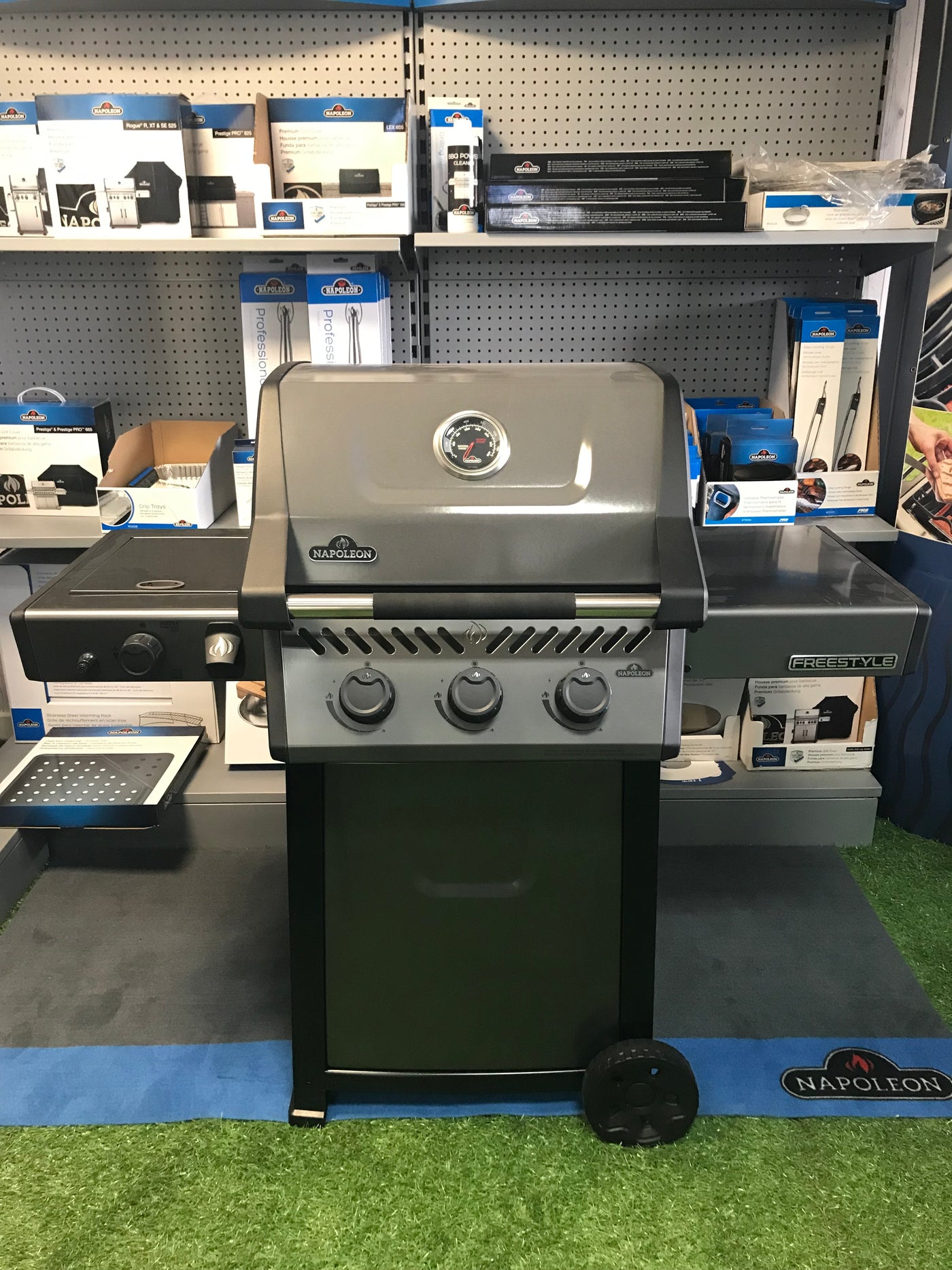 EX-DISPLAY SALE: 25% OFF RRP! Napoleon Freestyle 365 SIB 3 Burner Gas Barbecue. 1 ONLY £487.99