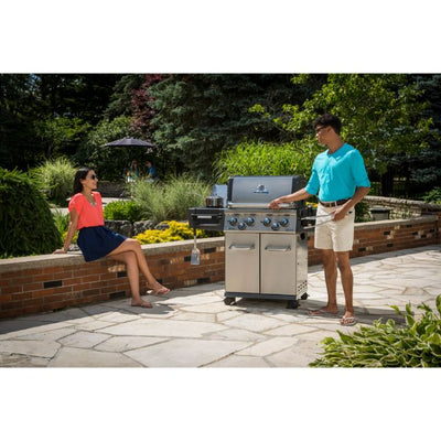 Broil King Regal S490 4 Burner Gas BBQ. Showroom model. Save £638 OFF RRP